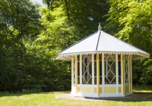 Read more about the article 4 grunde til at købe en lukket havepavillon